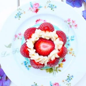 giant-strawberry-macaron-cakes