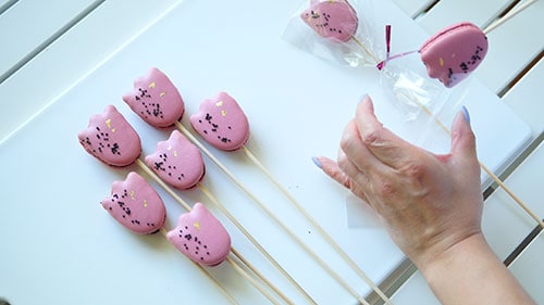 Picture showing how to make macaron bouqet