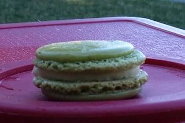 Macarons with feet that are spread out. 